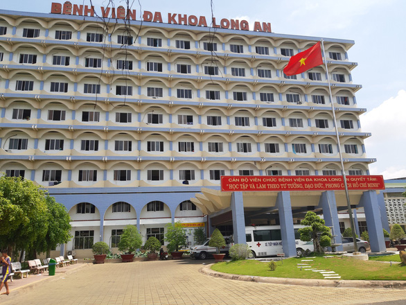 Tiêm 1 mũi thuốc kháng sinh, bệnh nhân phải lọc máu