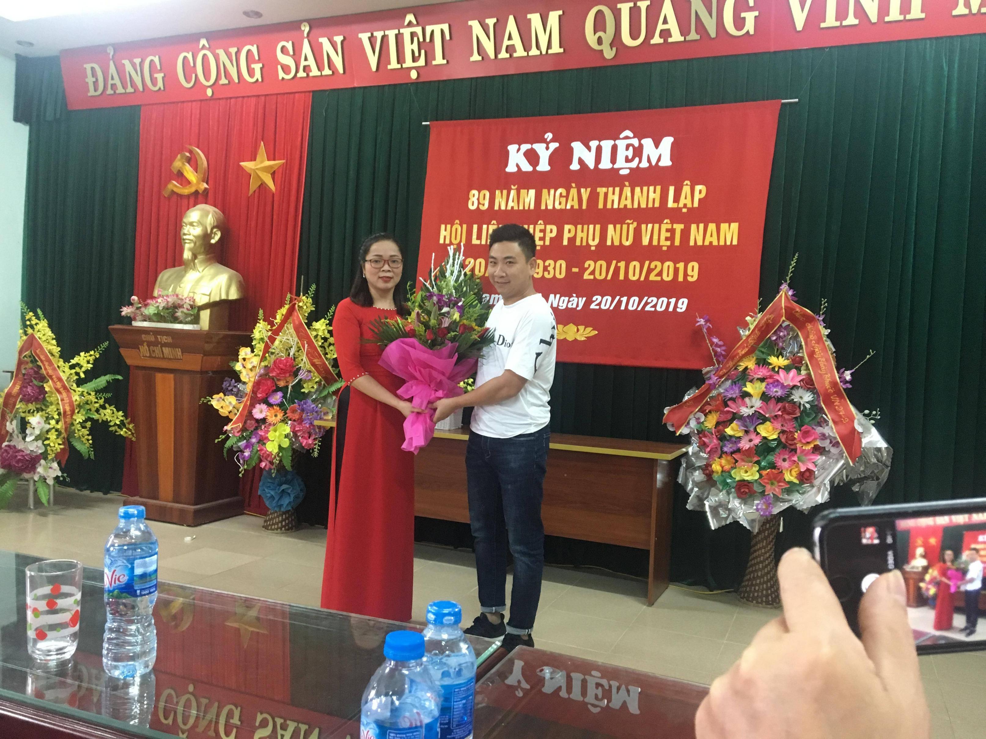 Đoàn thanh niên tặng hoa chúc mừng ngày 20/10/2019